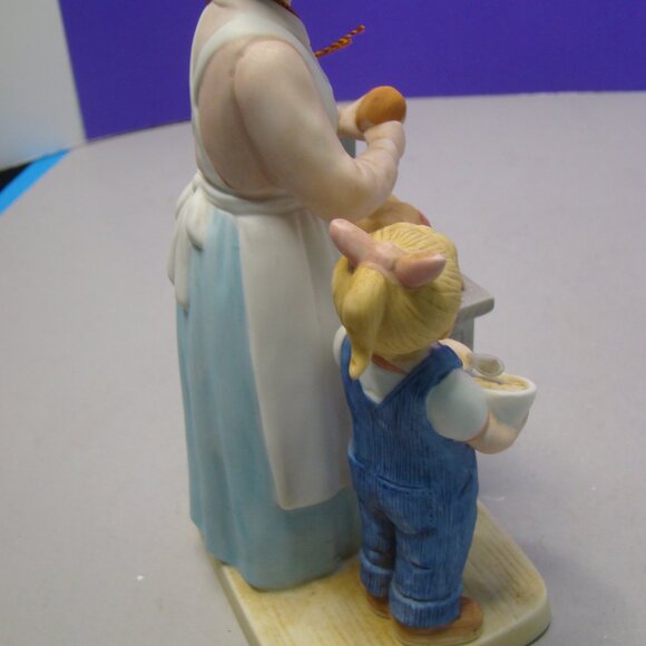 Homco Denim Days 8821 “Helping Mom” with tag Girl helping in Kitchen - Picture 10 of 16